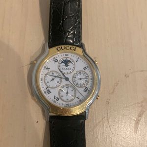 Gucci 8300 M used leather black strap. NEEDS new BATTERIES